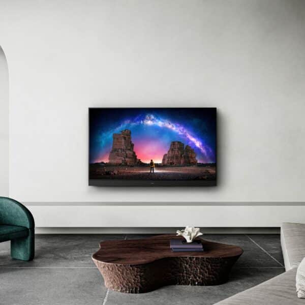Panasonic TX-55LZC2004 OLED TV im Wohnzimmer an der Wand montiert